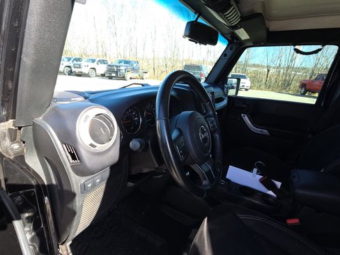 Used 2017 Jeep Wrangler Unlimited Rubicon w/ Max Tow Package image 14