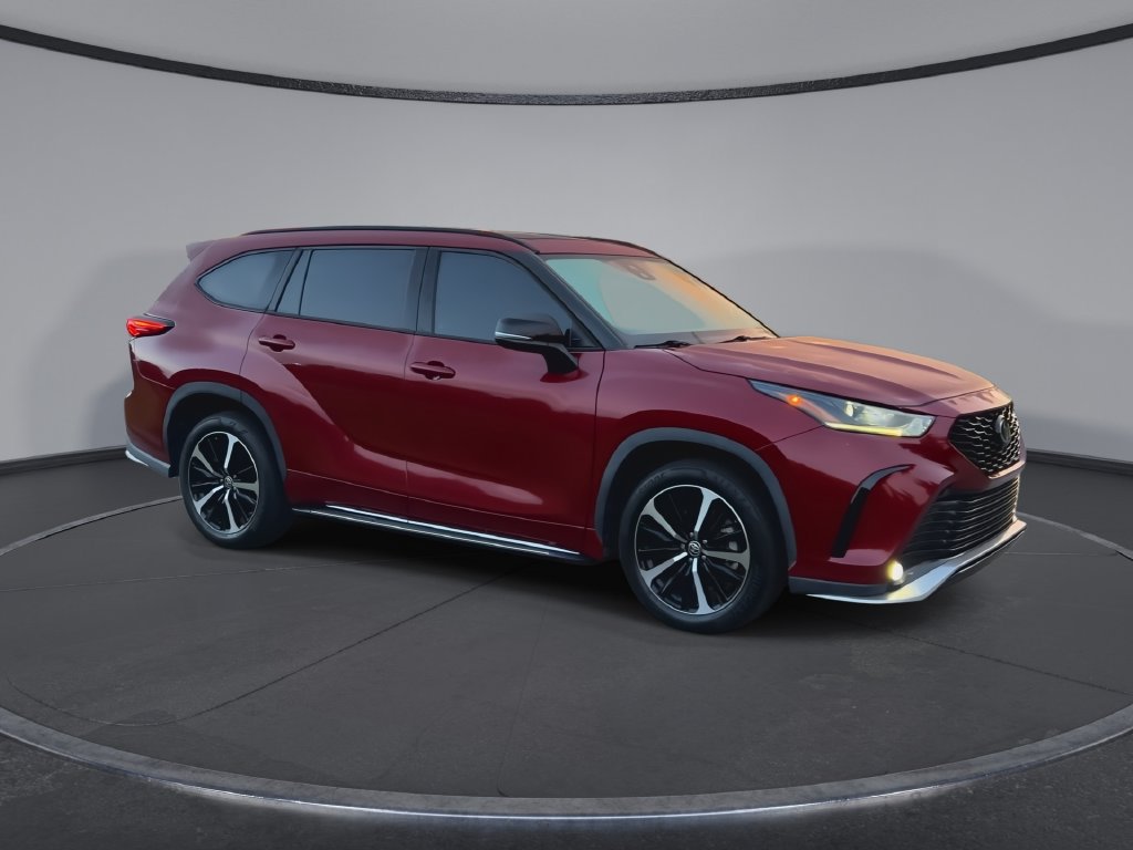 Used 2022 Toyota Highlander XSE FWD image 2