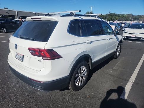 Used 2018 Volkswagen Tiguan SE w/ Panoramic Sunroof Package image 5