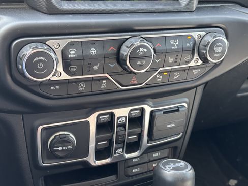Used 2019 Jeep Wrangler Unlimited Sahara AWD/4WD image 29