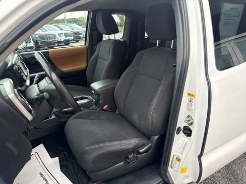 Used 2017 Toyota Tacoma SR5 AWD/4WD image 14