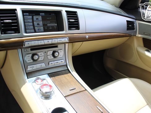 Used 2014 Jaguar XF 3.0 RWD image 6