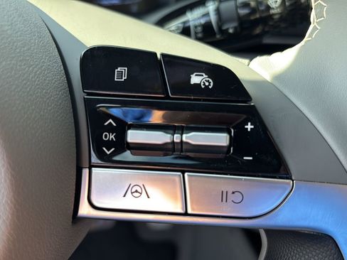 Certified 2025 Hyundai Elantra Sport image 35