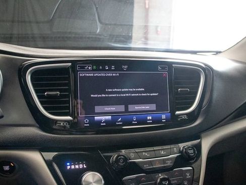 Used 2024 Chrysler Pacifica Touring-L FWD image 35
