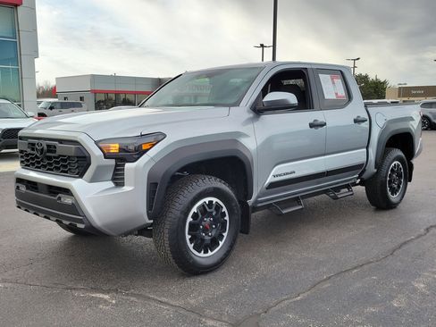 Used 2025 Toyota Tacoma TRD Off-Road image 2