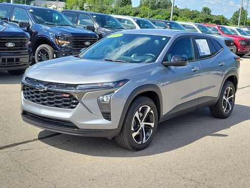 Used 2024 Chevrolet Trax RS w/ Driver Confidence Package FWD image 2