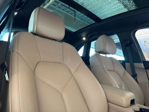 Used 2024 Porsche Macan w/ Premium Plus Package image 17