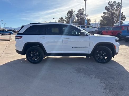 New 2025 Jeep Grand Cherokee Altitude image 4