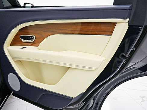 Certified 2023 Bentley Bentayga Extended Wheelbase AWD/4WD image 46