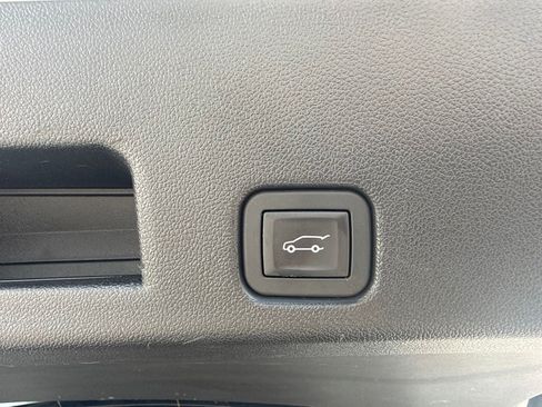 Used 2025 GMC Acadia Elevation FWD image 9
