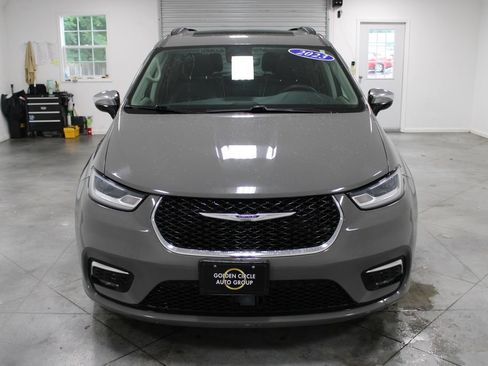 Used 2023 Chrysler Pacifica Limited FWD image 3