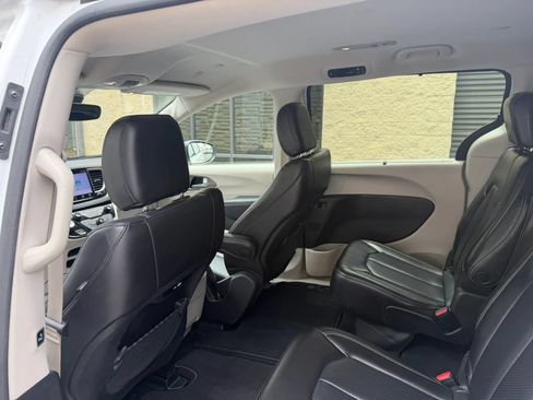 Used 2023 Chrysler Pacifica Touring-L FWD image 28