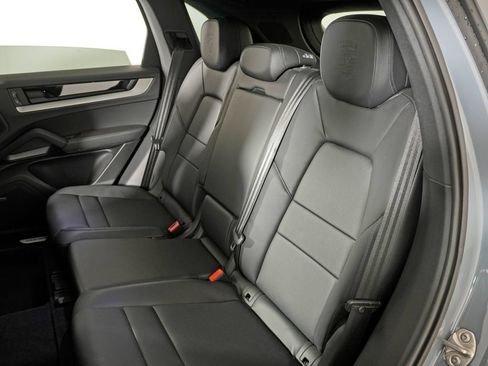 Certified 2024 Porsche Cayenne AWD/4WD image 37