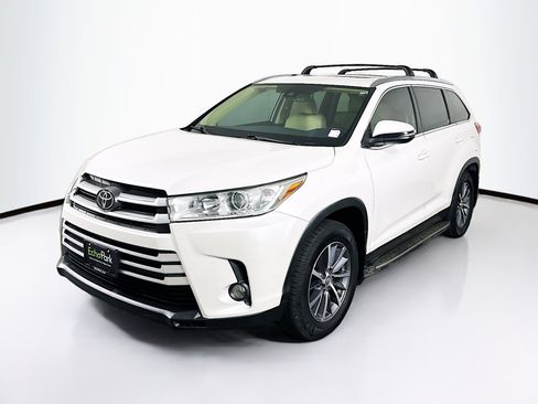 Used 2019 Toyota Highlander XLE image 3
