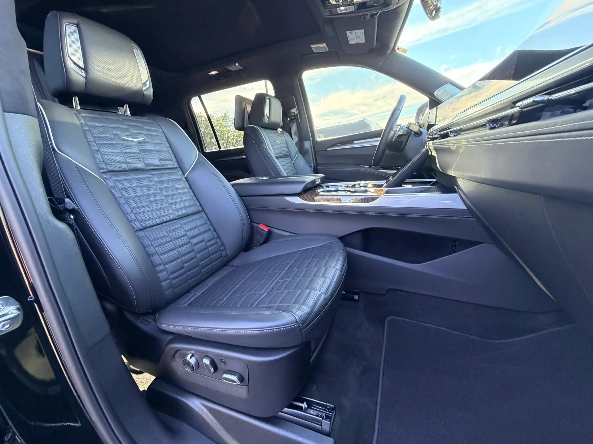 Used 2025 Cadillac Escalade ESV Sport Platinum AWD/4WD image 32