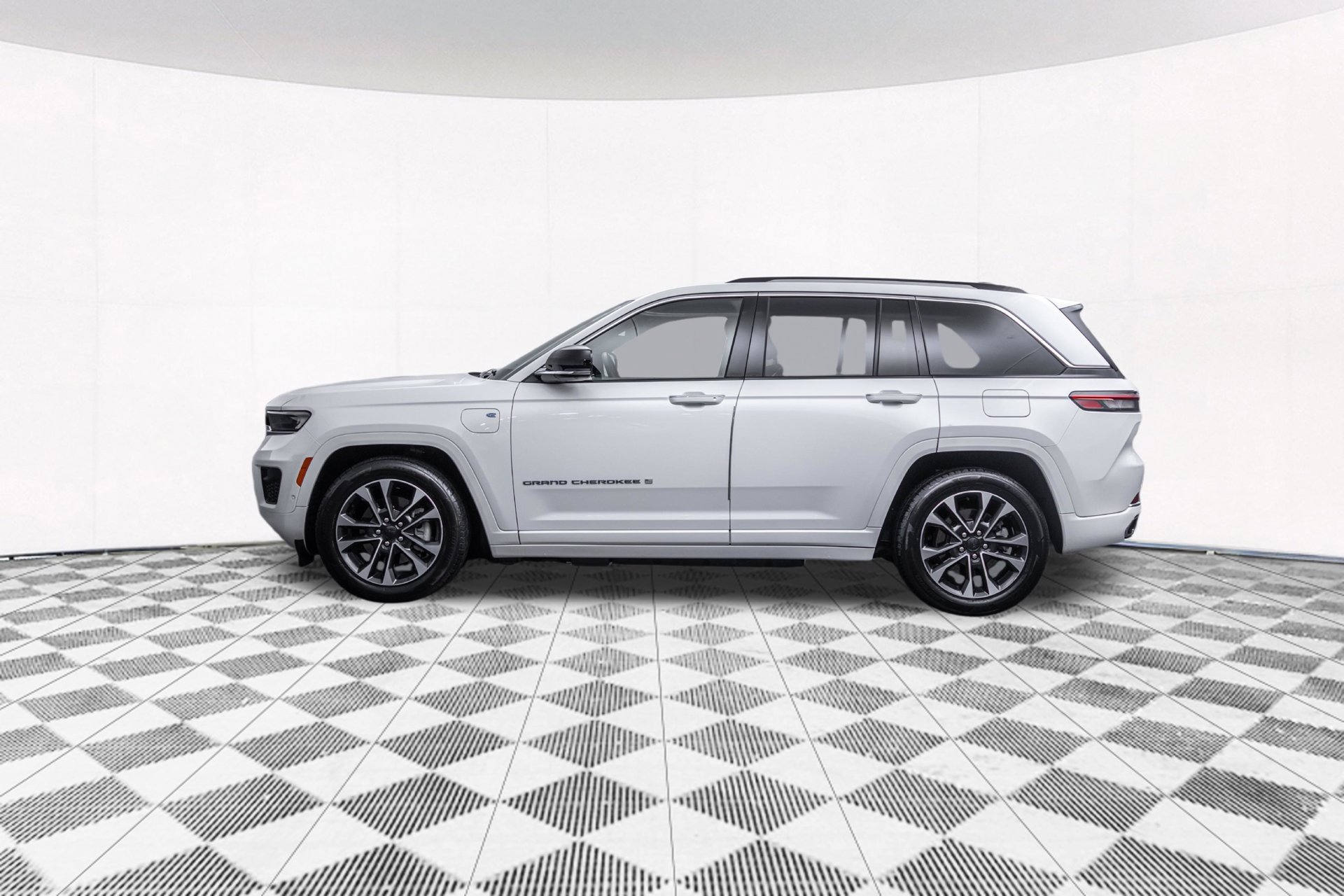Used 2022 Jeep Grand Cherokee Overland w/ Advanced Protech Group III AWD/4WD image 8
