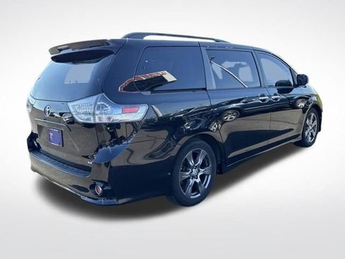 Used 2017 Toyota Sienna SE image 6