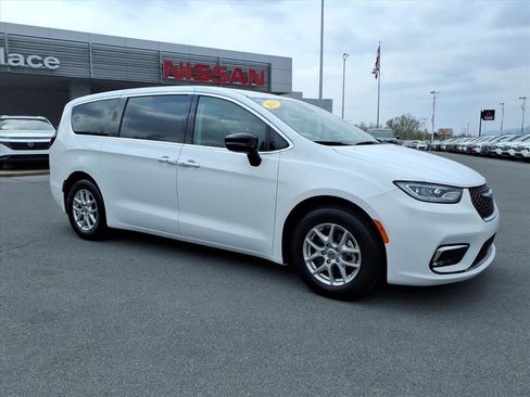 Used 2024 Chrysler Pacifica Touring-L image 12