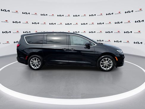 Used 2021 Chrysler Pacifica Touring-L FWD image 9