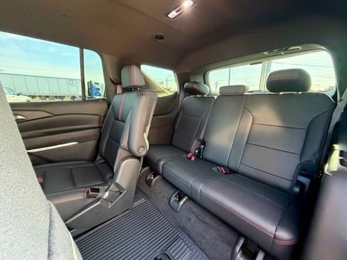 Used 2025 Chevrolet Traverse RS FWD image 15