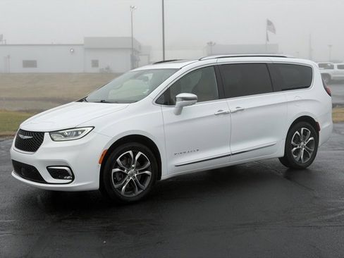 Used 2022 Chrysler Pacifica Pinnacle image 3