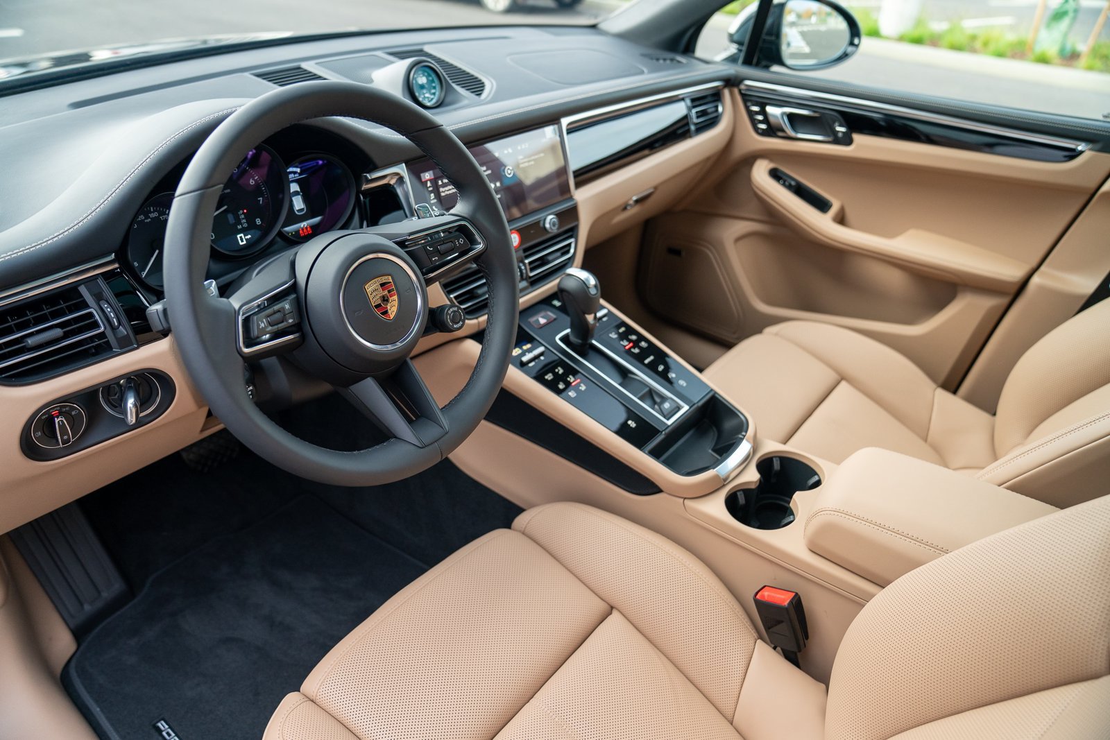 Certified 2026 Porsche Macan AWD/4WD image 4