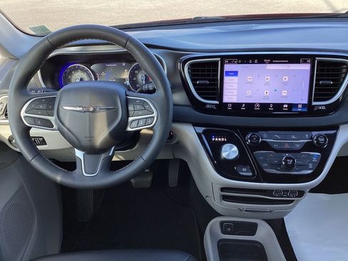 Used 2024 Chrysler Pacifica Touring-L image 23