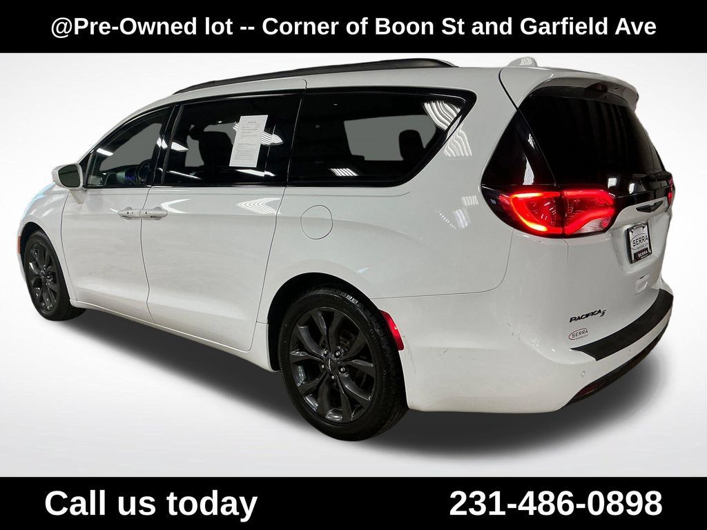 Used 2018 Chrysler Pacifica Touring-L Plus w/ S Appearance Package FWD image 3