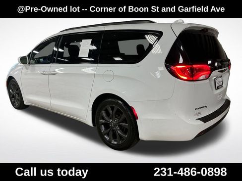 Used 2018 Chrysler Pacifica Touring-L Plus w/ S Appearance Package FWD image 3