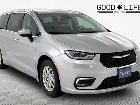 Used 2023 Chrysler Pacifica Touring-L FWD image 1