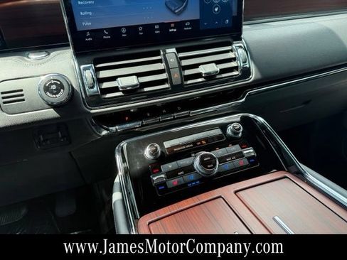 Used 2022 Lincoln Navigator Reserve AWD/4WD image 18