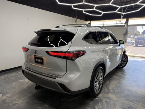 Used 2024 Toyota Highlander Platinum AWD/4WD image 2