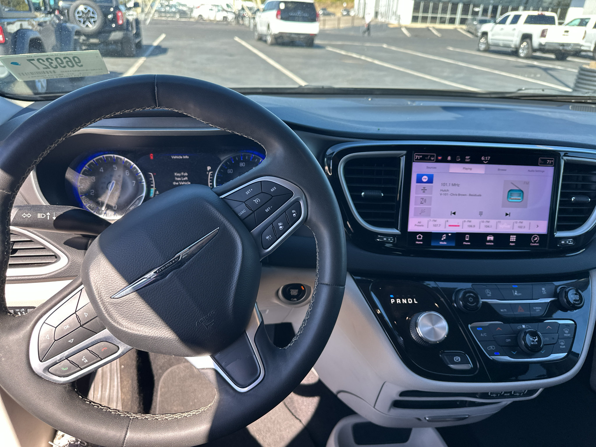 Used 2022 Chrysler Pacifica Touring-L FWD image 6