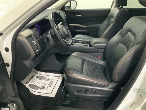 Used 2023 Nissan Pathfinder Platinum image 15