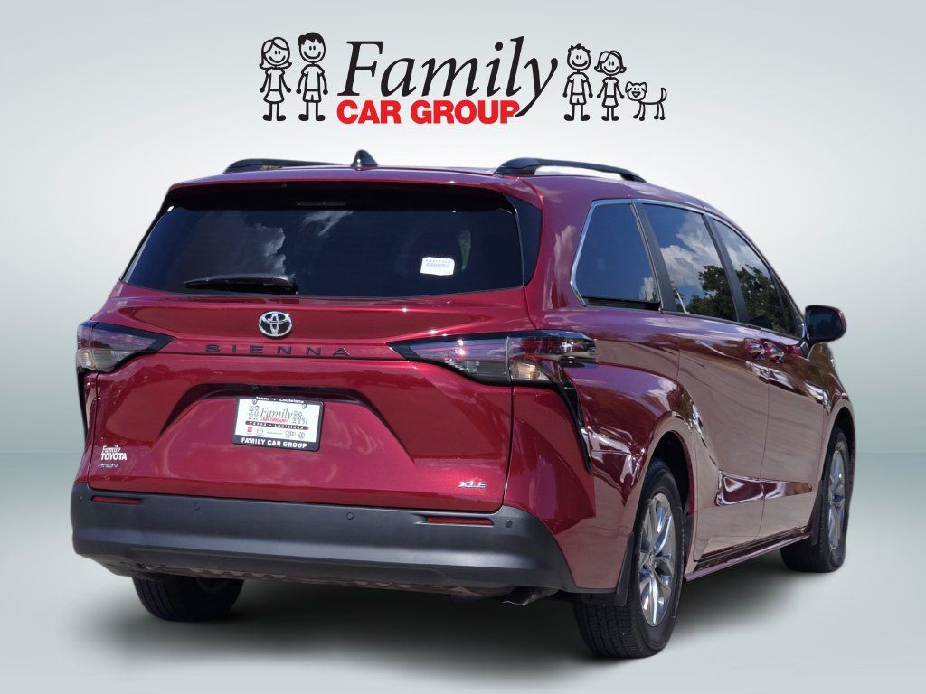 Used 2026 Toyota Sienna XLE FWD image 4