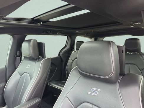 Used 2024 Chrysler Pacifica Limited AWD/4WD image 26