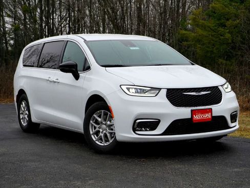 New 2026 Chrysler Pacifica Select image 2