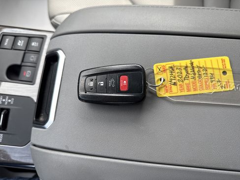 Used 2023 Toyota Highlander Platinum image 29