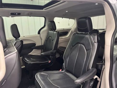 Used 2024 Chrysler Pacifica Limited FWD image 21