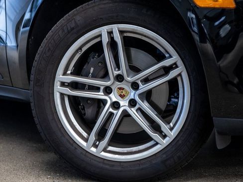 Certified 2025 Porsche Macan image 19