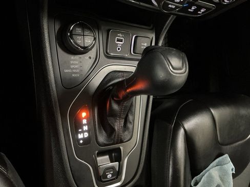 Used 2021 Jeep Cherokee Trailhawk w/ Sun & Sound Group image 20