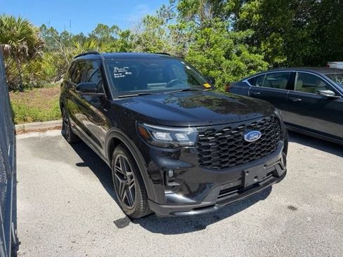 Used 2025 Ford Explorer ST-Line w/ Premium Package RWD image 2