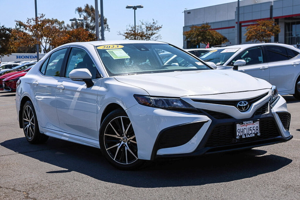 Used 2023 Toyota Camry SE FWD image 1