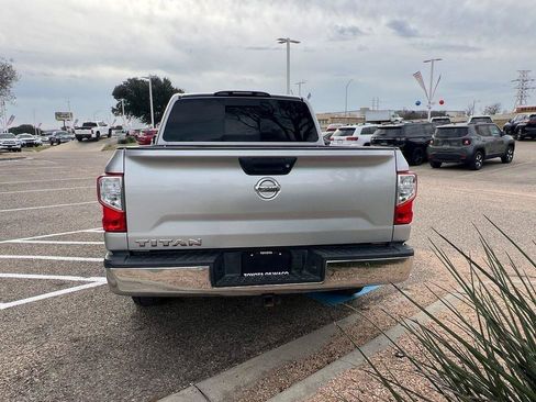 Used 2017 Nissan Titan SV image 4