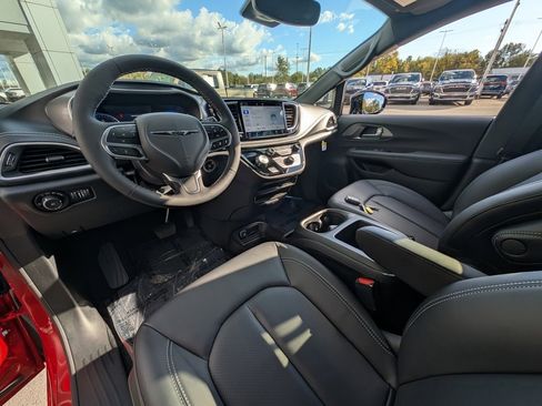 New 2026 Chrysler Pacifica Select image 2