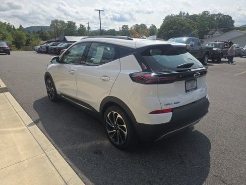 Used 2022 Chevrolet Bolt EUV Premier w/ Sun & Sound Package image 4