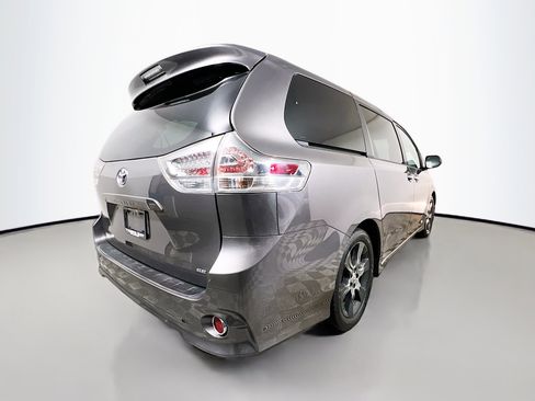 Used 2015 Toyota Sienna SE w/ SE Preferred Package image 4