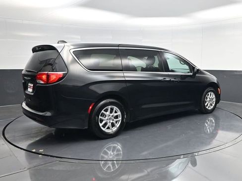 Used 2023 Chrysler Voyager LX image 3