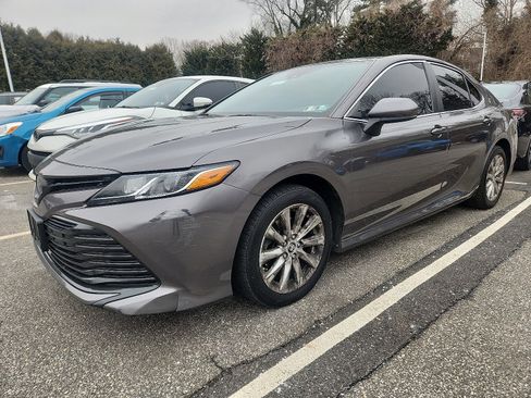 Used 2019 Toyota Camry LE image 3