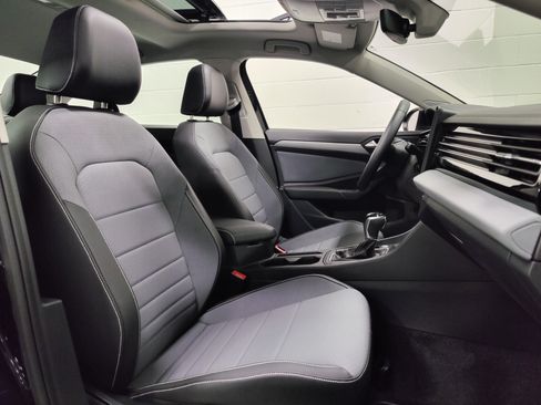 Used 2025 Volkswagen Jetta SE w/ Sunroof Package FWD image 4